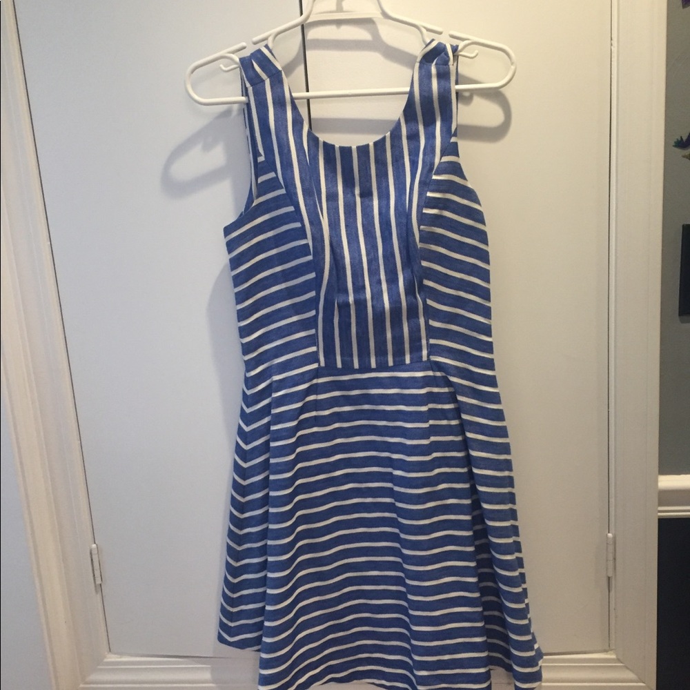 Vineyard Nautical Fit & Fare Dress